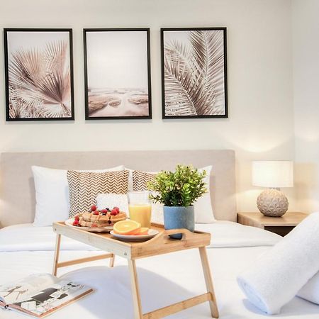 Calm Studio At Sky Gardens Difc By Deluxe Holiday Homes Dubai Eksteriør billede
